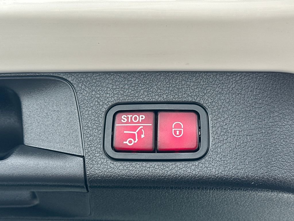 Used 2021 Mercedes-Benz GLB 250 4MATIC image 31