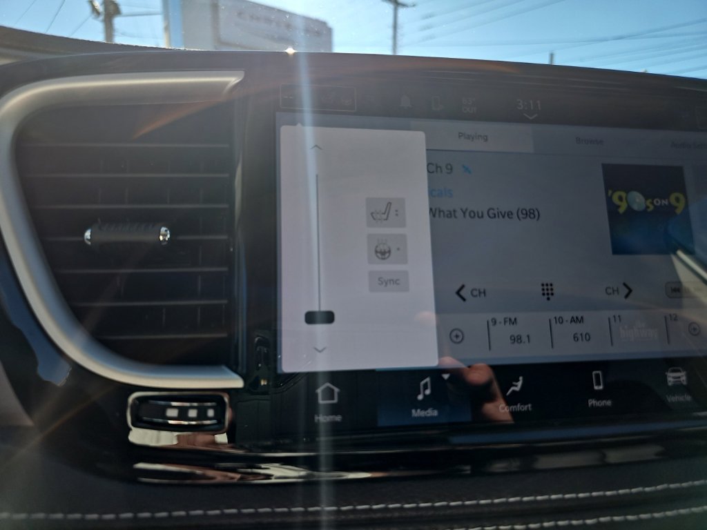 Certified 2024 Chrysler Pacifica Touring-L FWD image 34