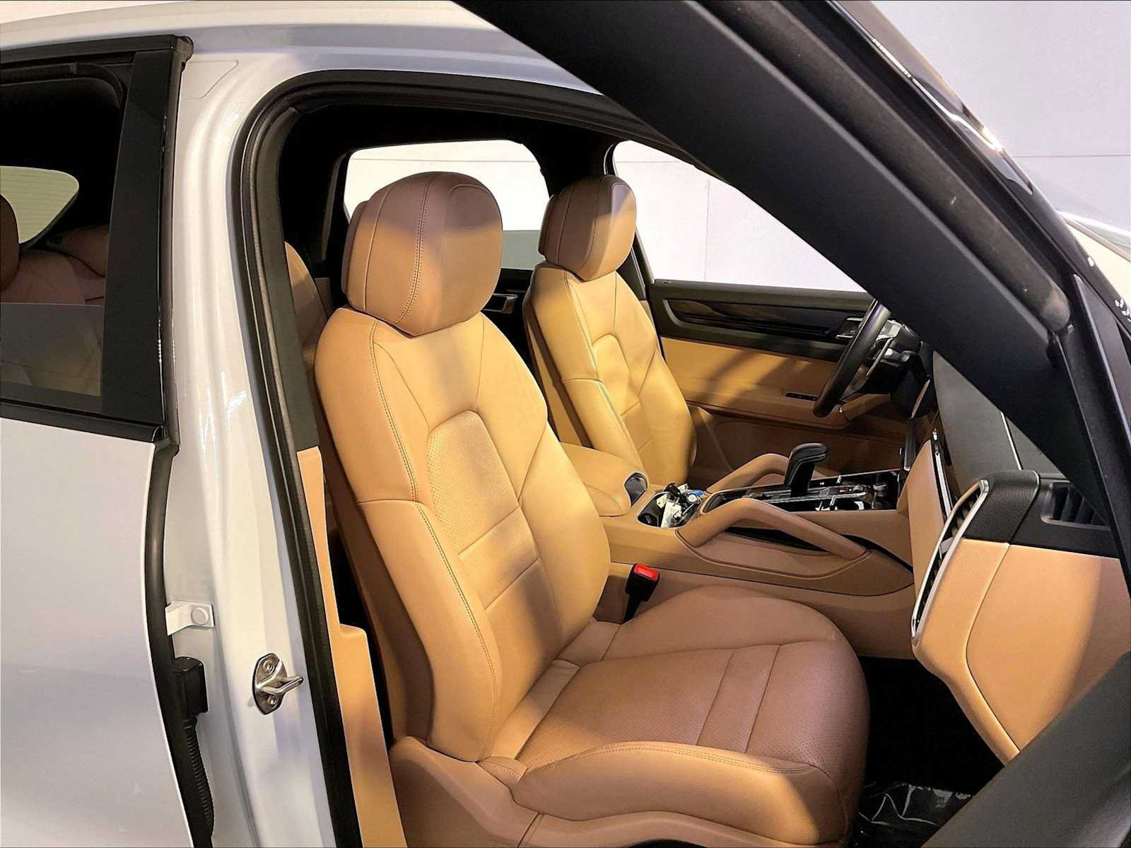 Certified 2022 Porsche Cayenne AWD/4WD image 18