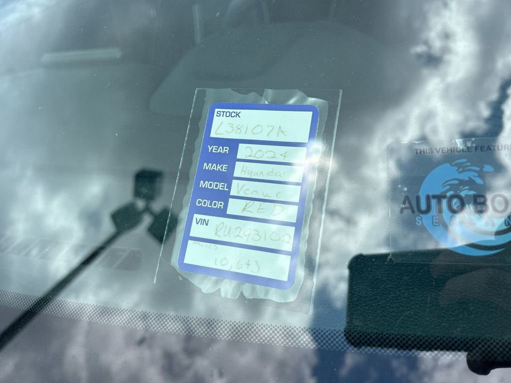 Certified 2024 Hyundai Venue Limited FWD image 11
