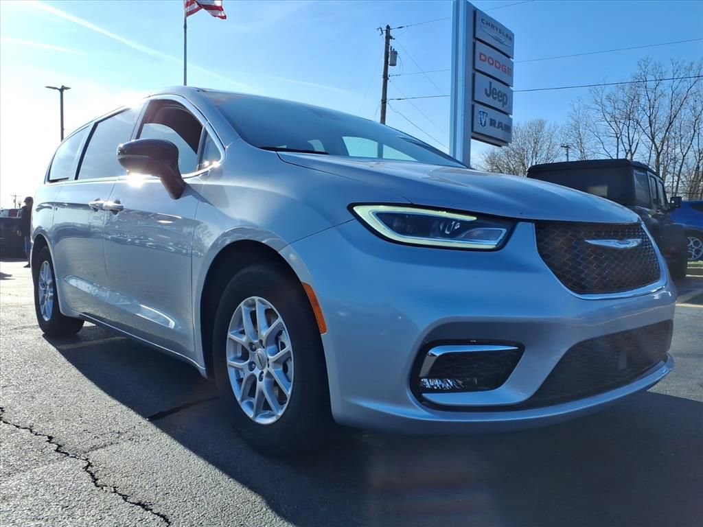 Used 2024 Chrysler Pacifica Touring-L image 9