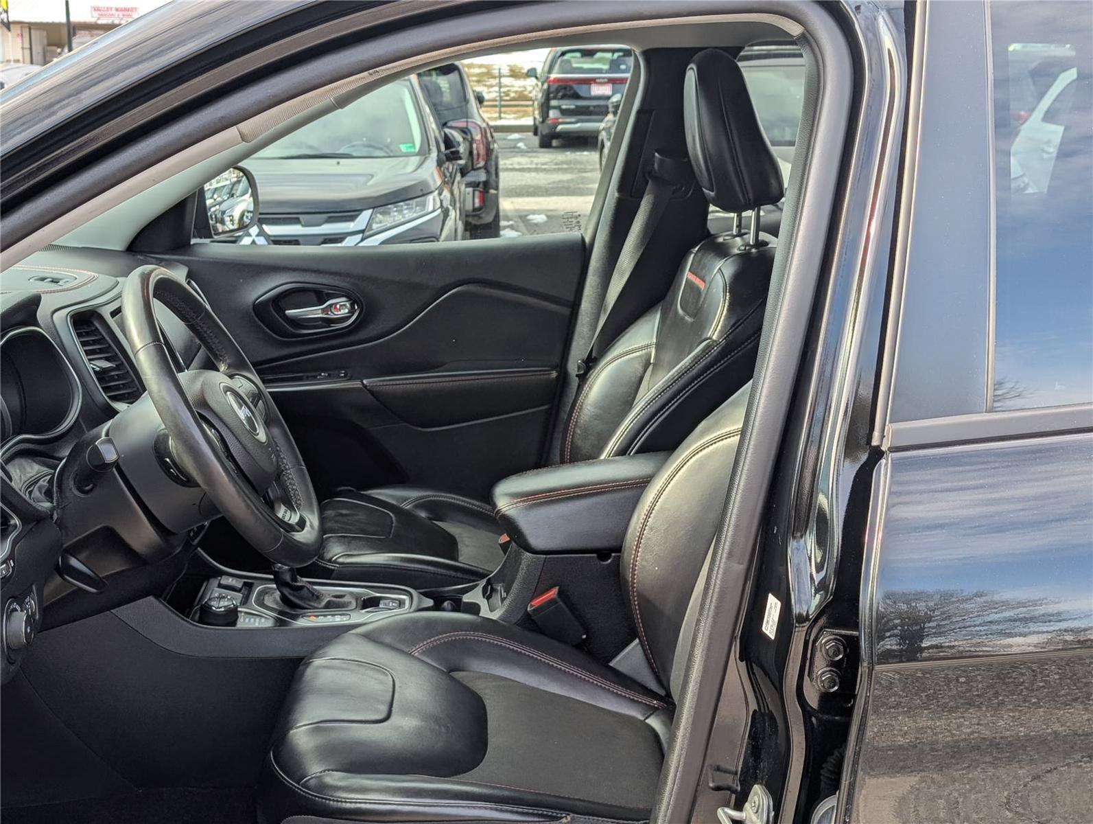 Used 2022 Jeep Cherokee Trailhawk AWD/4WD image 15