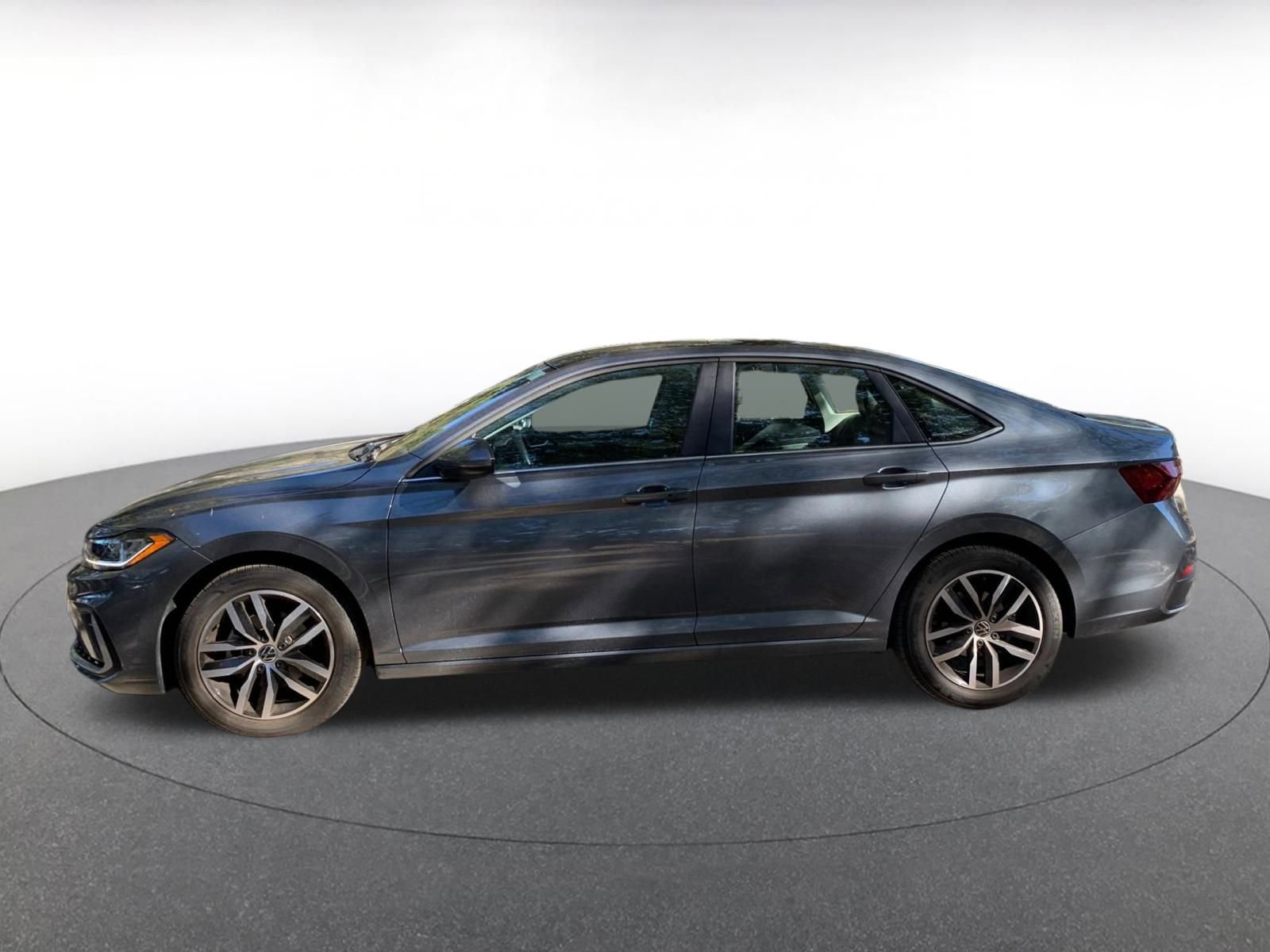 Used 2025 Volkswagen Jetta SE image 4