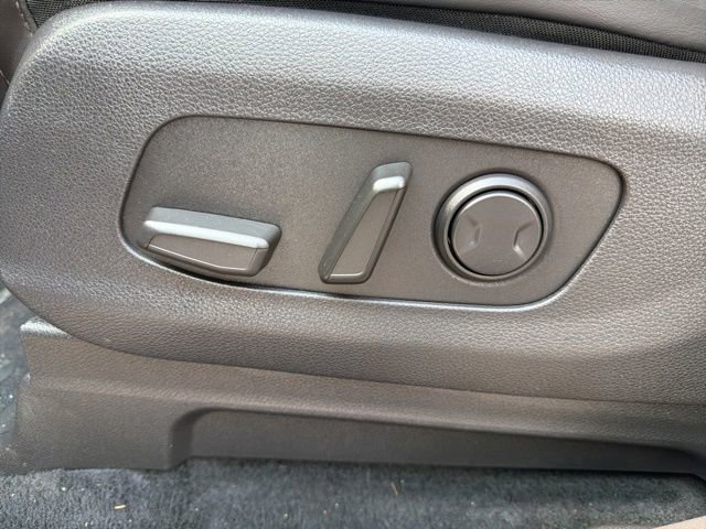 Used 2023 Kia Carnival EX FWD image 16