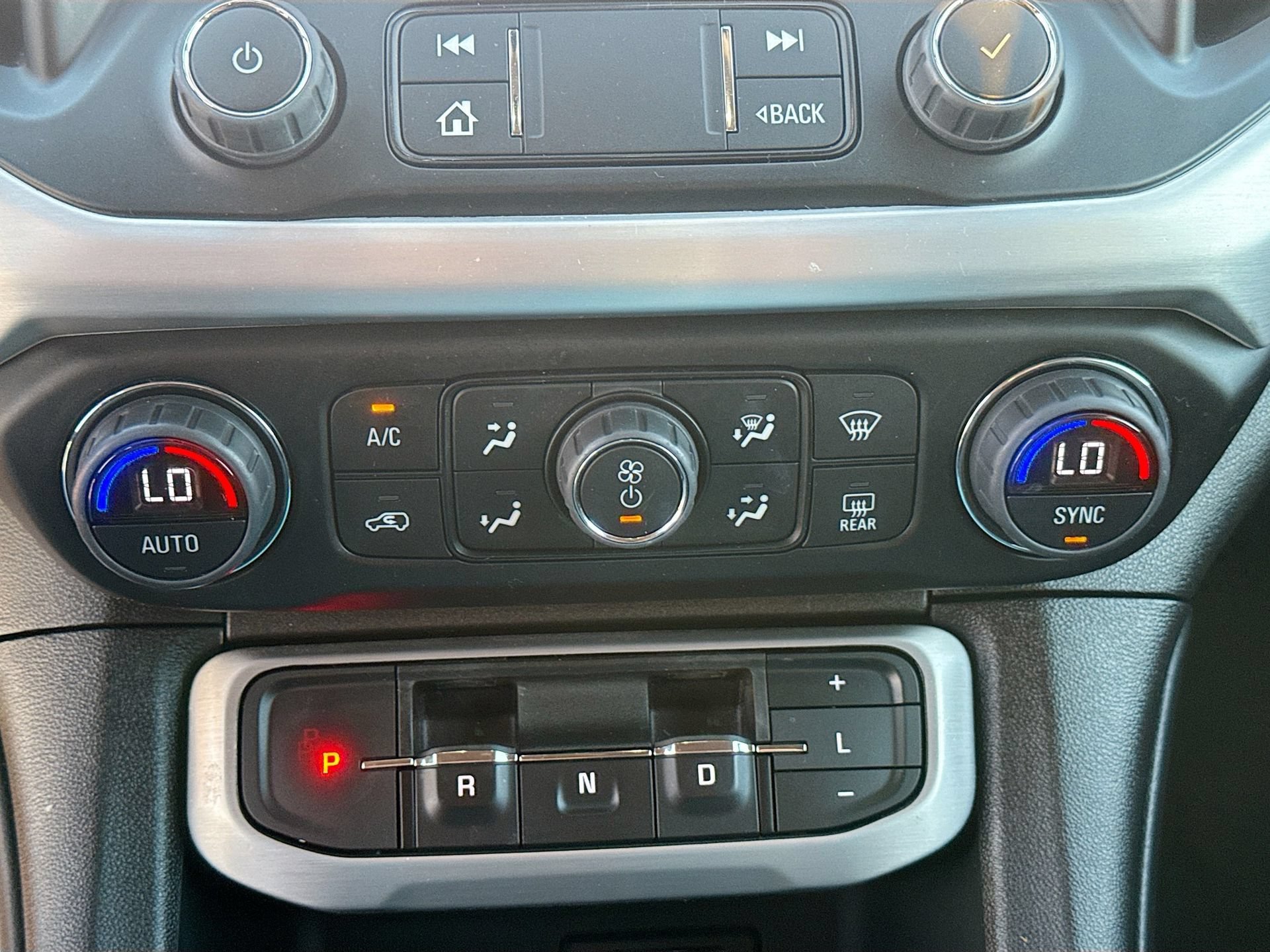 Used 2023 GMC Acadia SLT AWD/4WD image 17