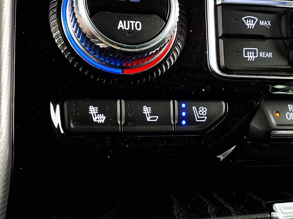 Used 2021 GMC Yukon Denali w/ Denali Premium Package image 14