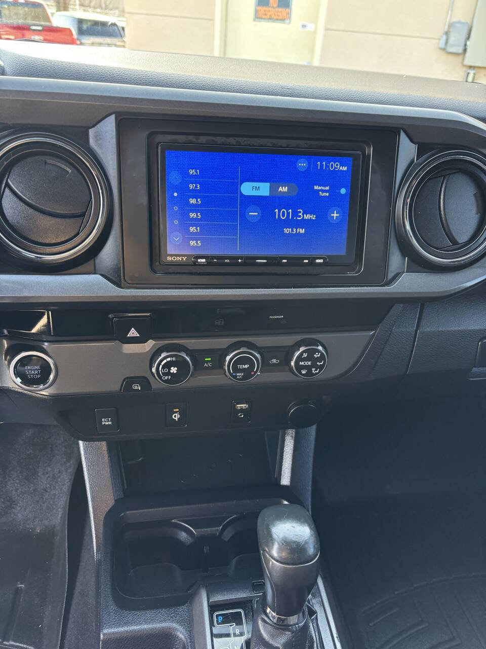 Used 2017 Toyota Tacoma TRD Off-Road w/ Tow Package image 10