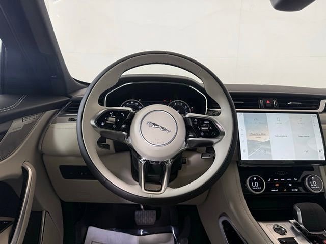 New 2025 Jaguar F-PACE R-Dynamic S image 24