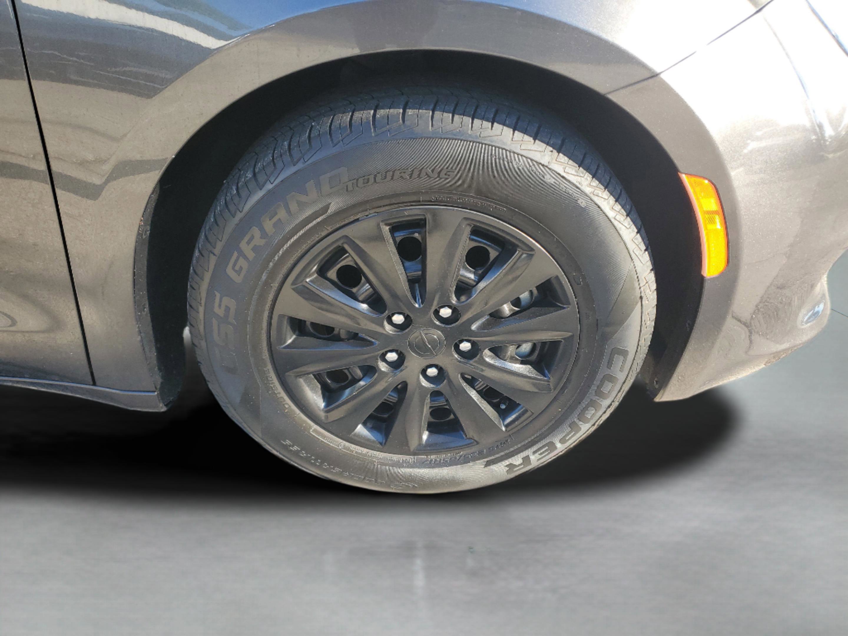 Used 2022 Volkswagen Atlas Cross Sport SE image 6