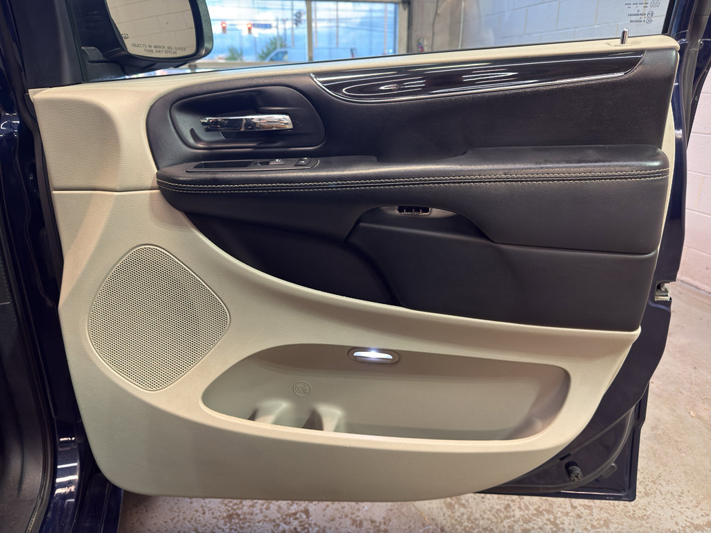 Used 2017 Dodge Grand Caravan SXT FWD image 19