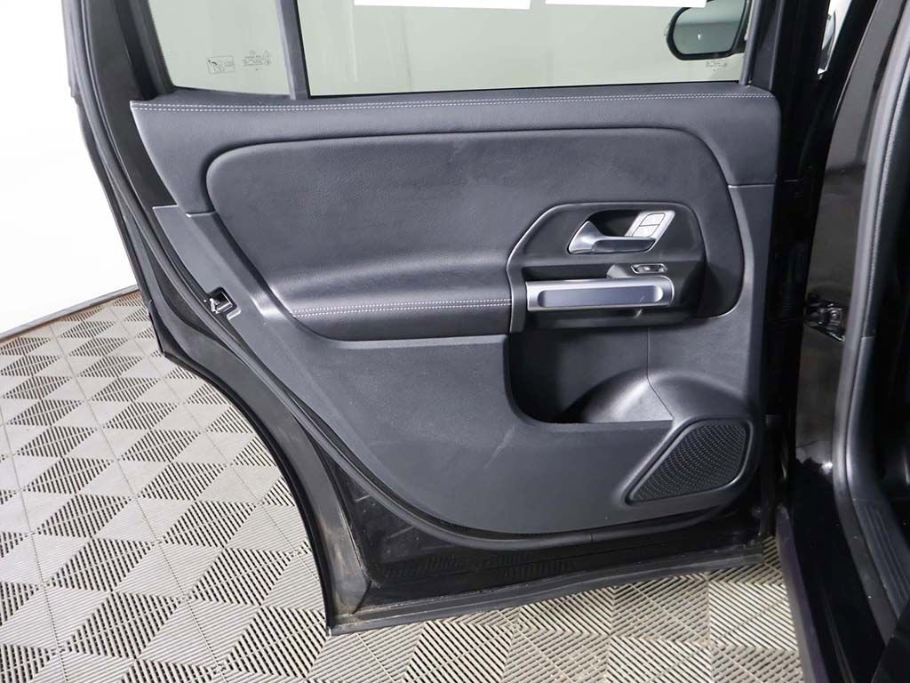 Used 2025 Mercedes-Benz GLB 250 4MATIC image 26