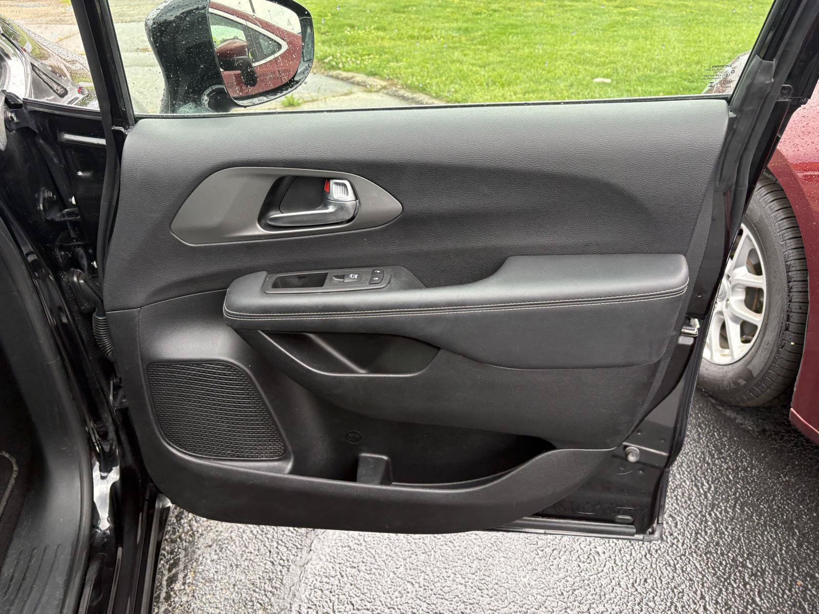 Used 2025 Chrysler Pacifica Select FWD image 19