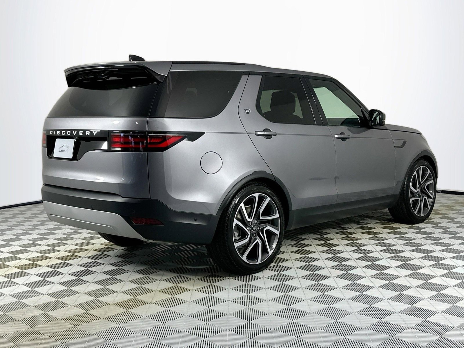 Used 2025 Land Rover Discovery S image 5