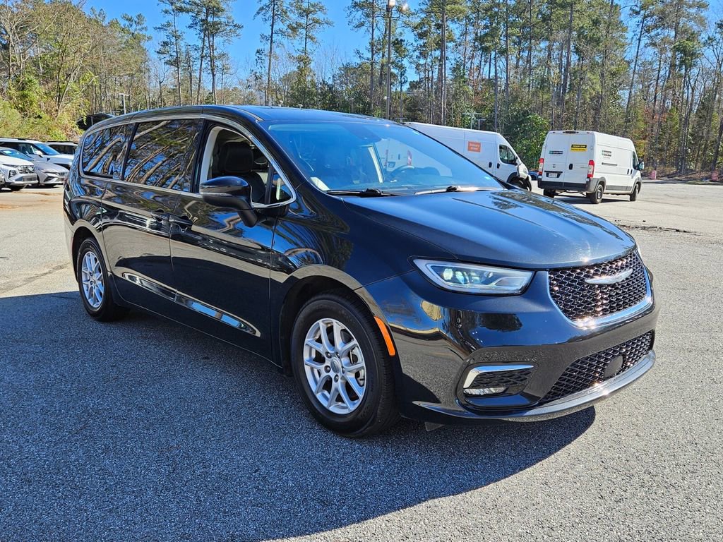 Used 2023 Chrysler Pacifica Touring-L image 1