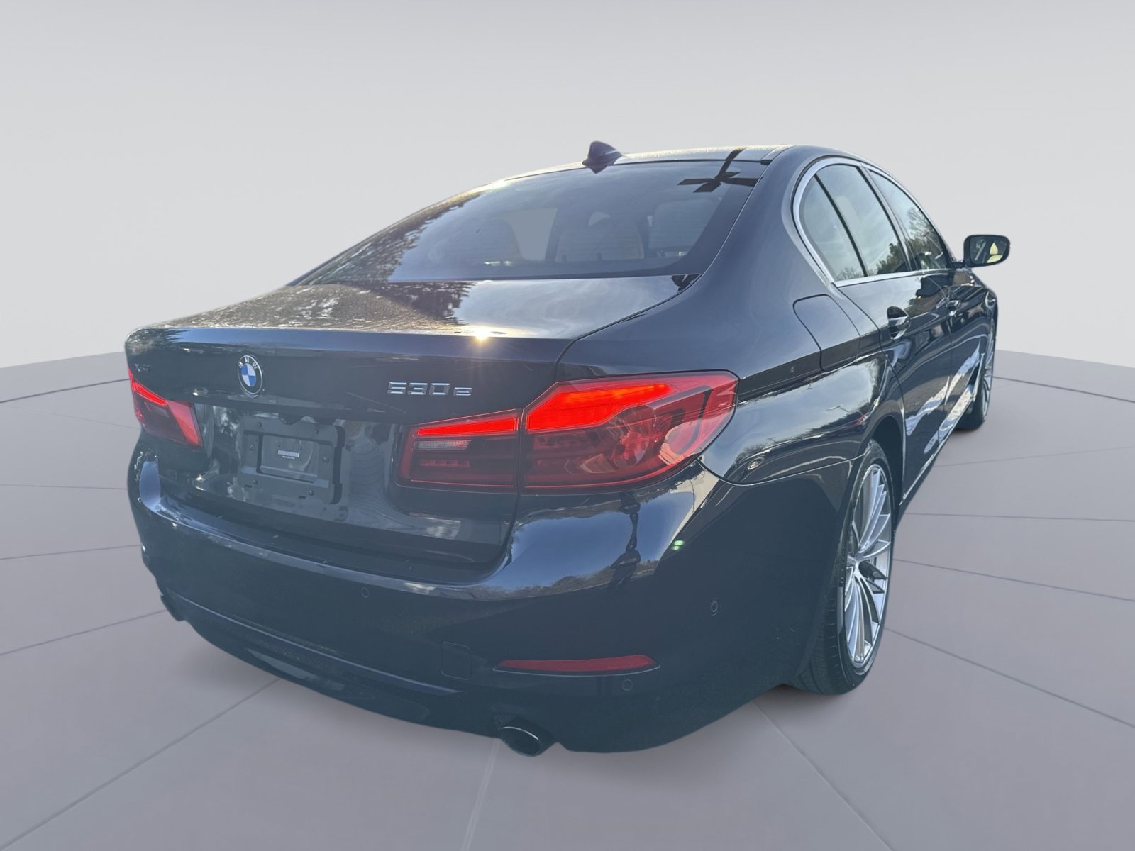 Used 2020 BMW 530e xDrive w/ Premium Package image 29