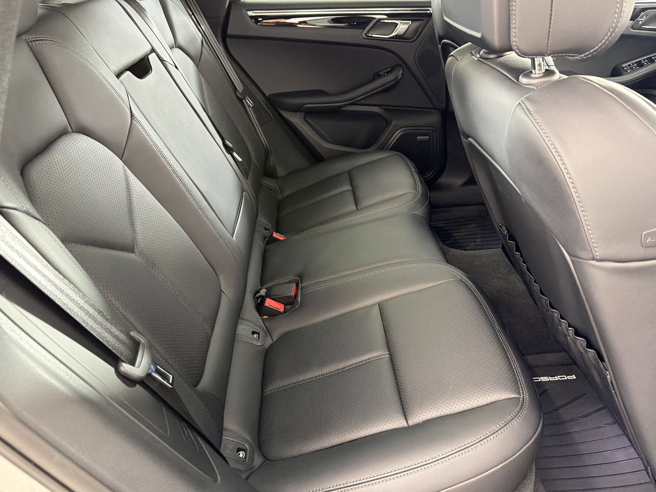 Certified 2025 Porsche Macan AWD/4WD image 31