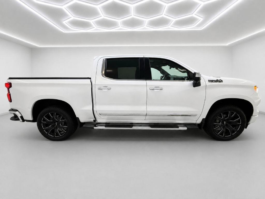 Used 2022 Chevrolet Silverado 1500 High Country w/ High Country Premium Package AWD/4WD image 2