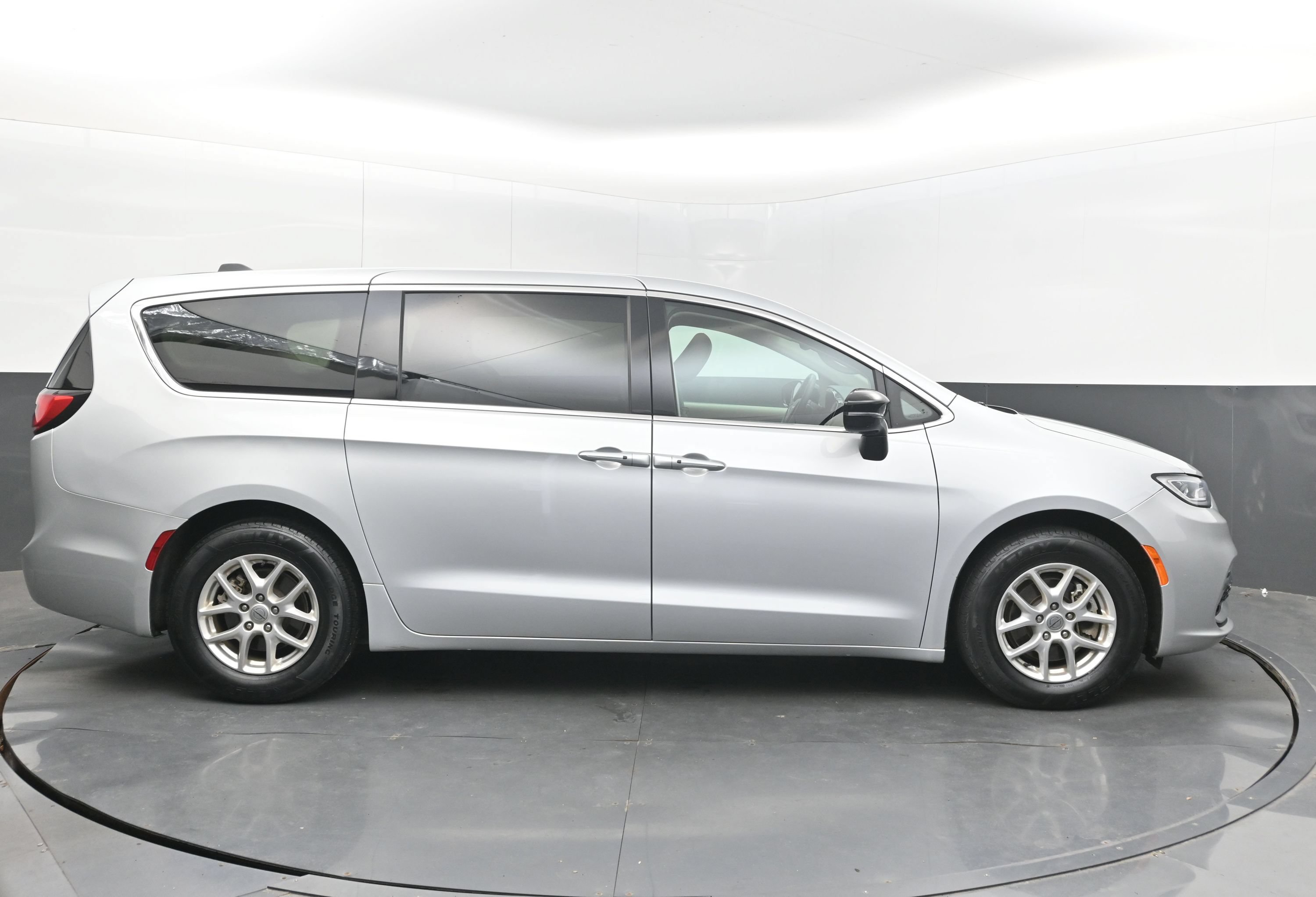 Used 2024 Chrysler Pacifica Touring-L FWD image 10