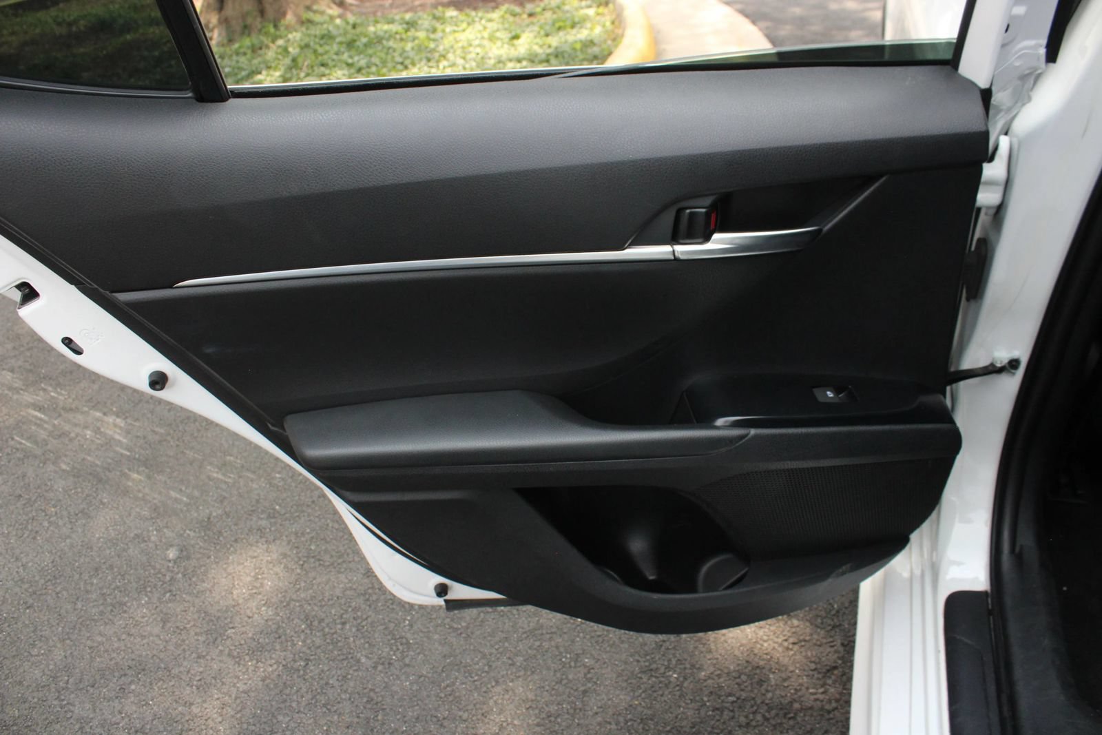 Used 2019 Toyota Camry SE FWD image 16