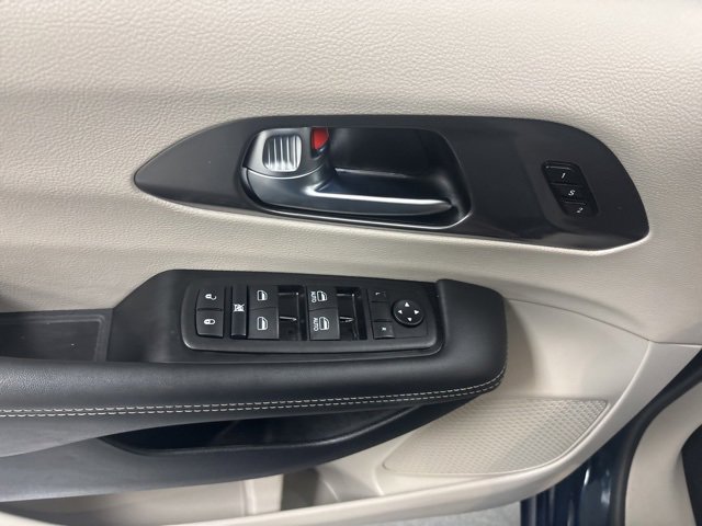 Used 2024 Chrysler Pacifica Touring-L image 16