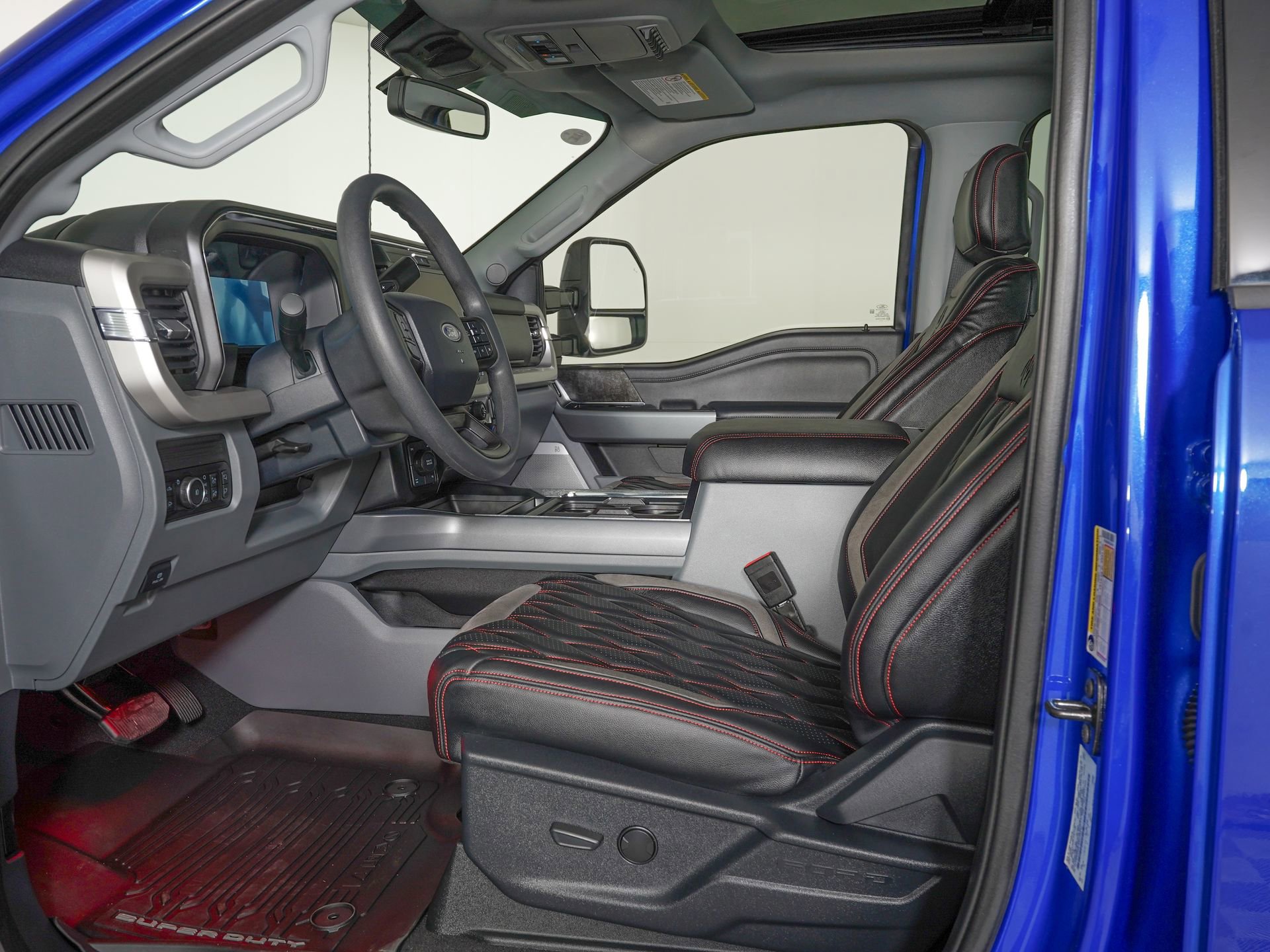 Used 2025 Ford F250 XLT w/ Black Appearance Package image 13