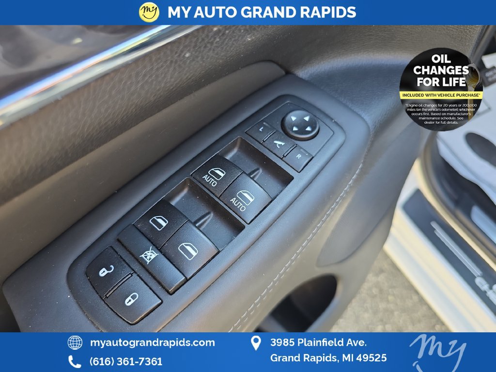 Used 2020 Jeep Grand Cherokee Overland AWD/4WD image 11