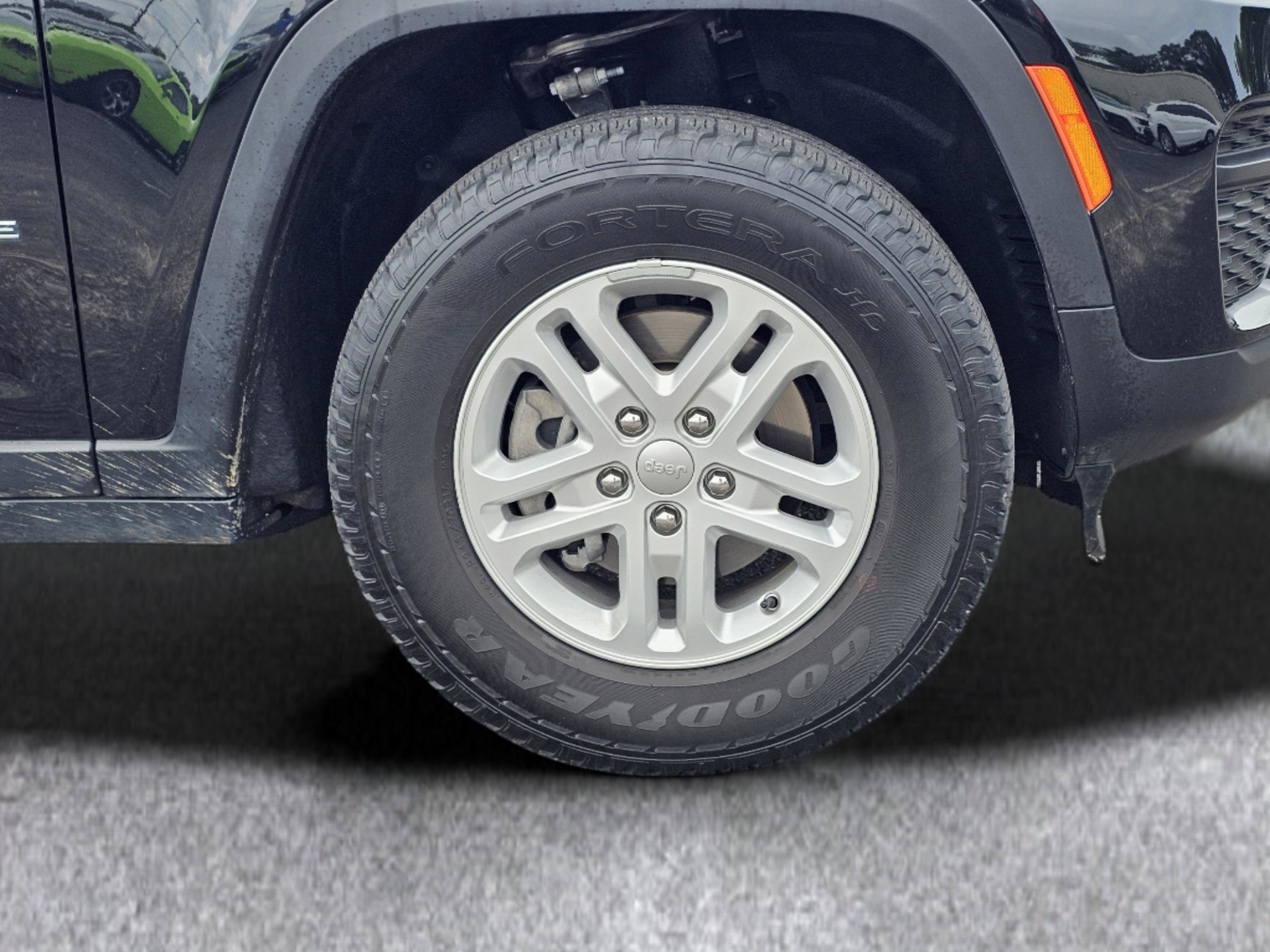 Used 2024 Jeep Grand Cherokee Laredo RWD image 6