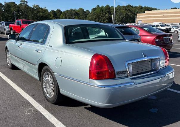 Used 2007 Lincoln Town Car Signature Limited RWD image 4