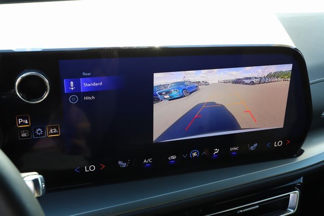 Used 2025 Chevrolet Traverse LT image 32