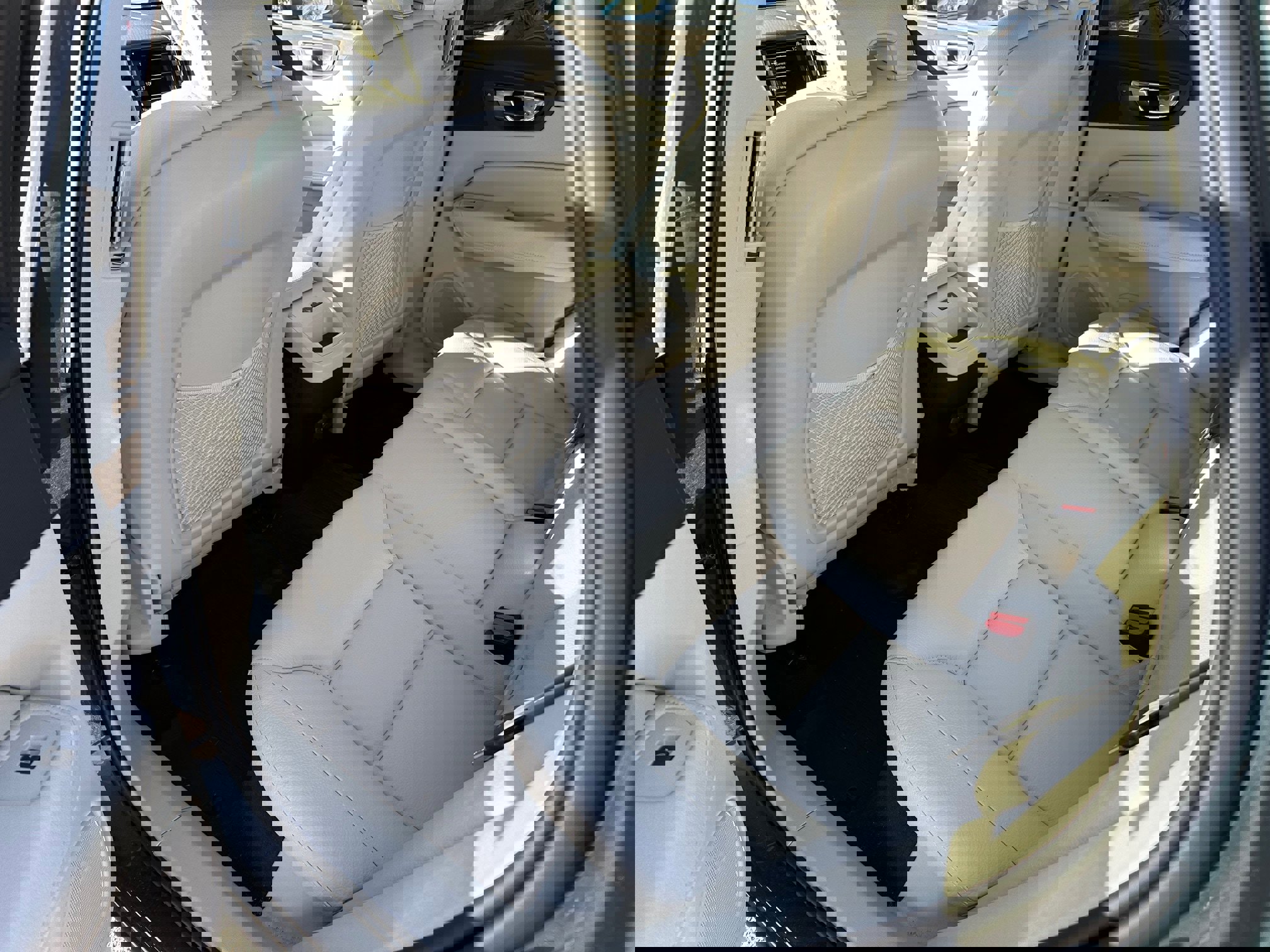 Used 2021 Volvo XC60 T5 Momentum w/ Premium Package image 4