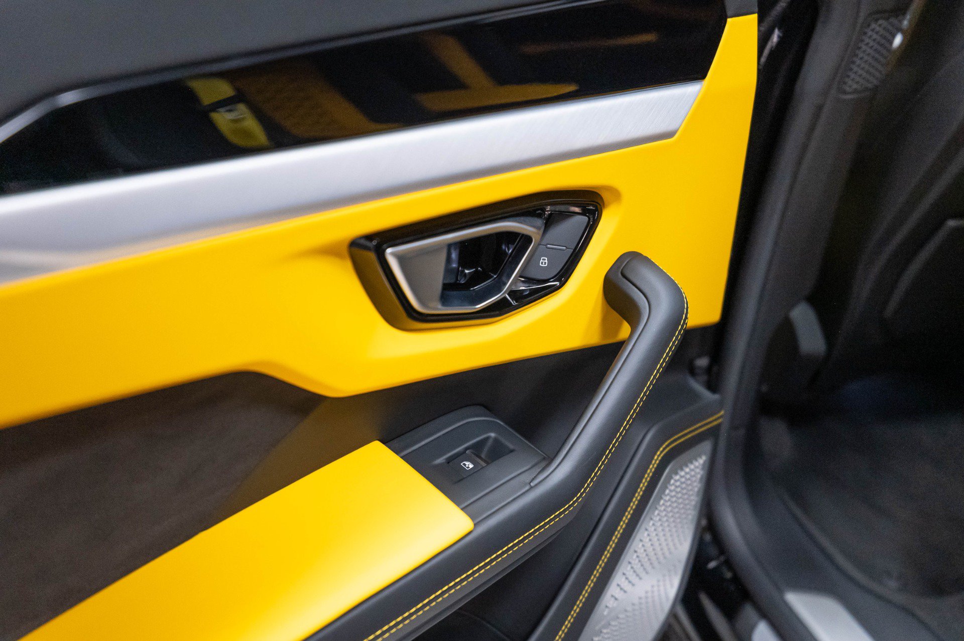 Used 2019 Lamborghini Urus AWD/4WD image 18