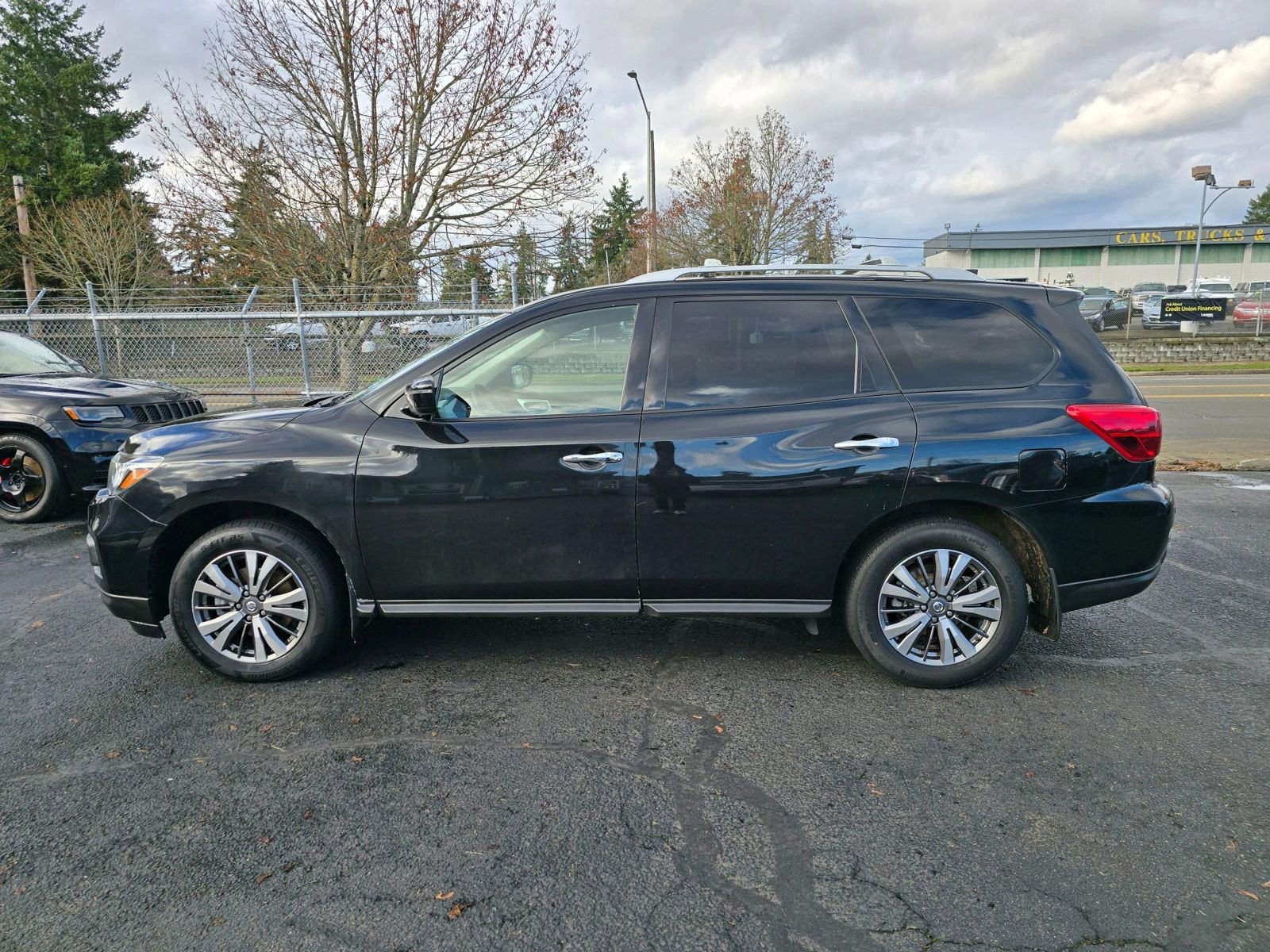 Used 2019 Nissan Pathfinder S image 2