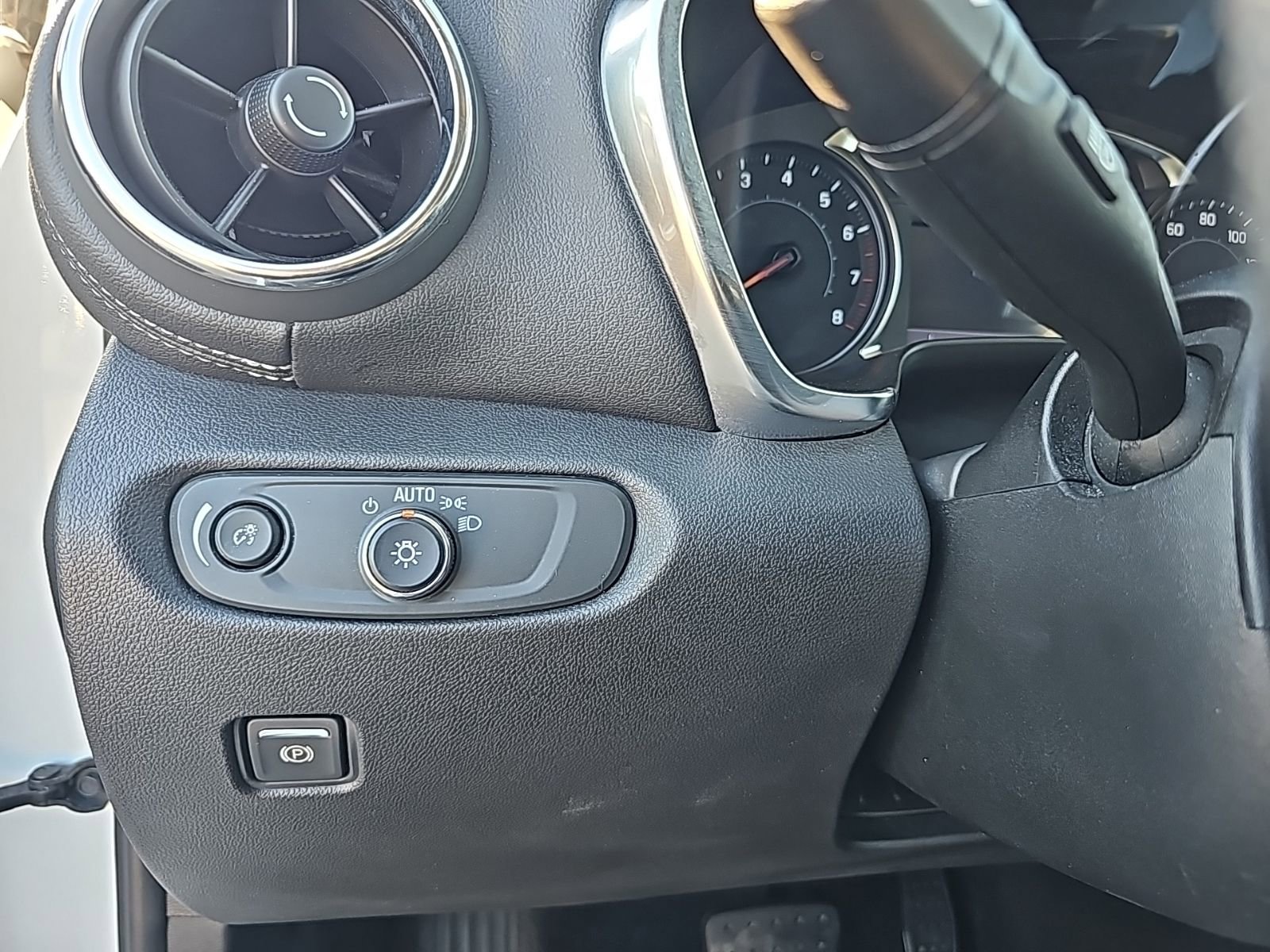 Used 2023 Chevrolet Blazer LT w/ Driver Confidence Package image 9