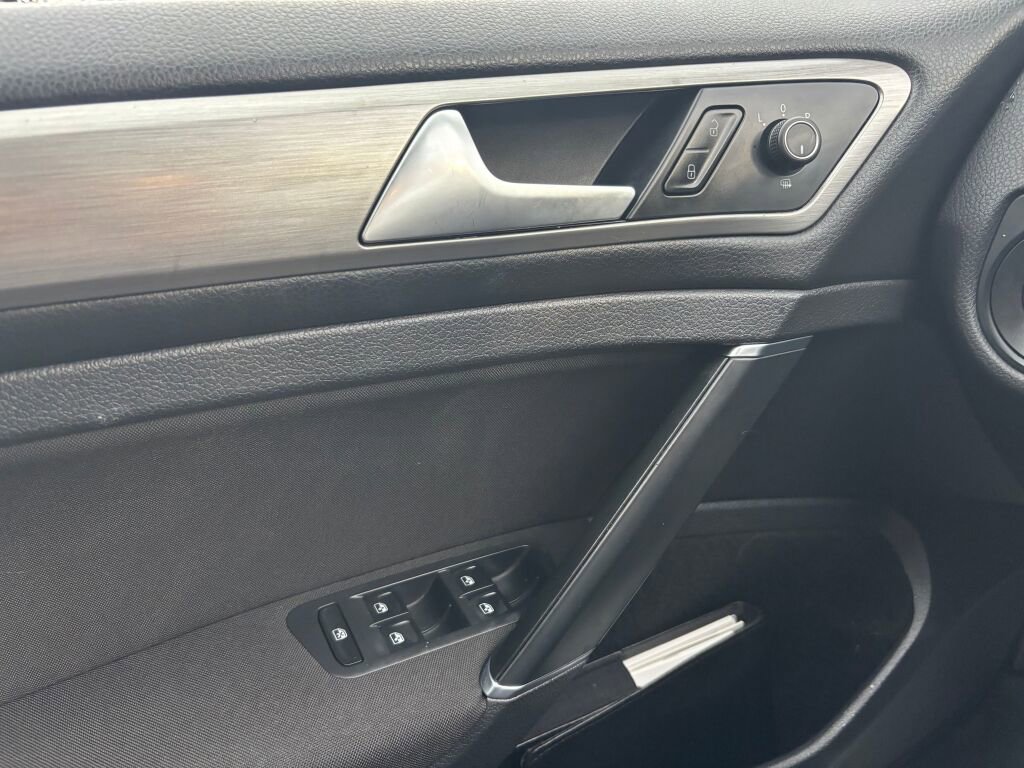Used 2017 Volkswagen Golf S image 17