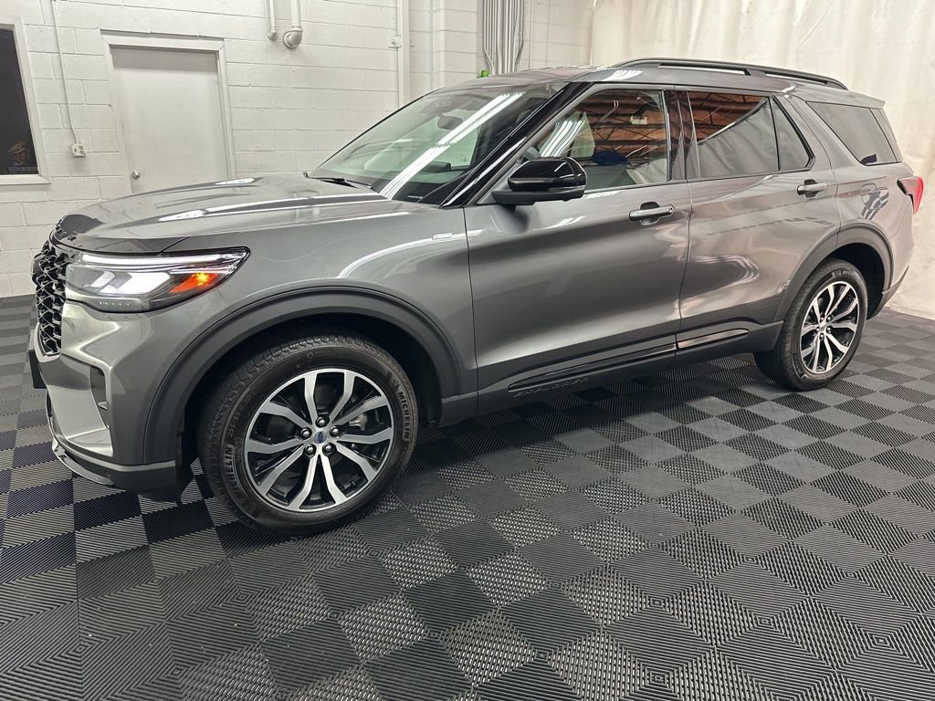 Used 2025 Ford Explorer ST-Line AWD/4WD image 2