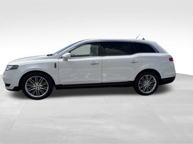 Used 2016 Lincoln MKT AWD image 4