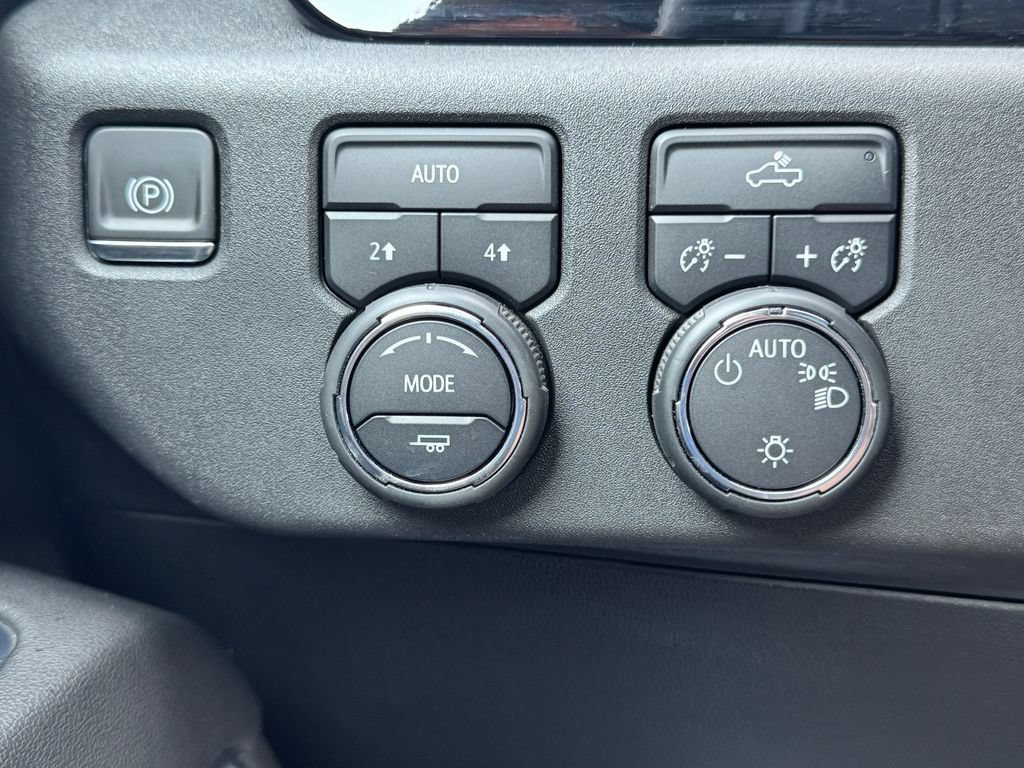 Used 2024 Chevrolet Silverado 1500 LT AWD/4WD image 29