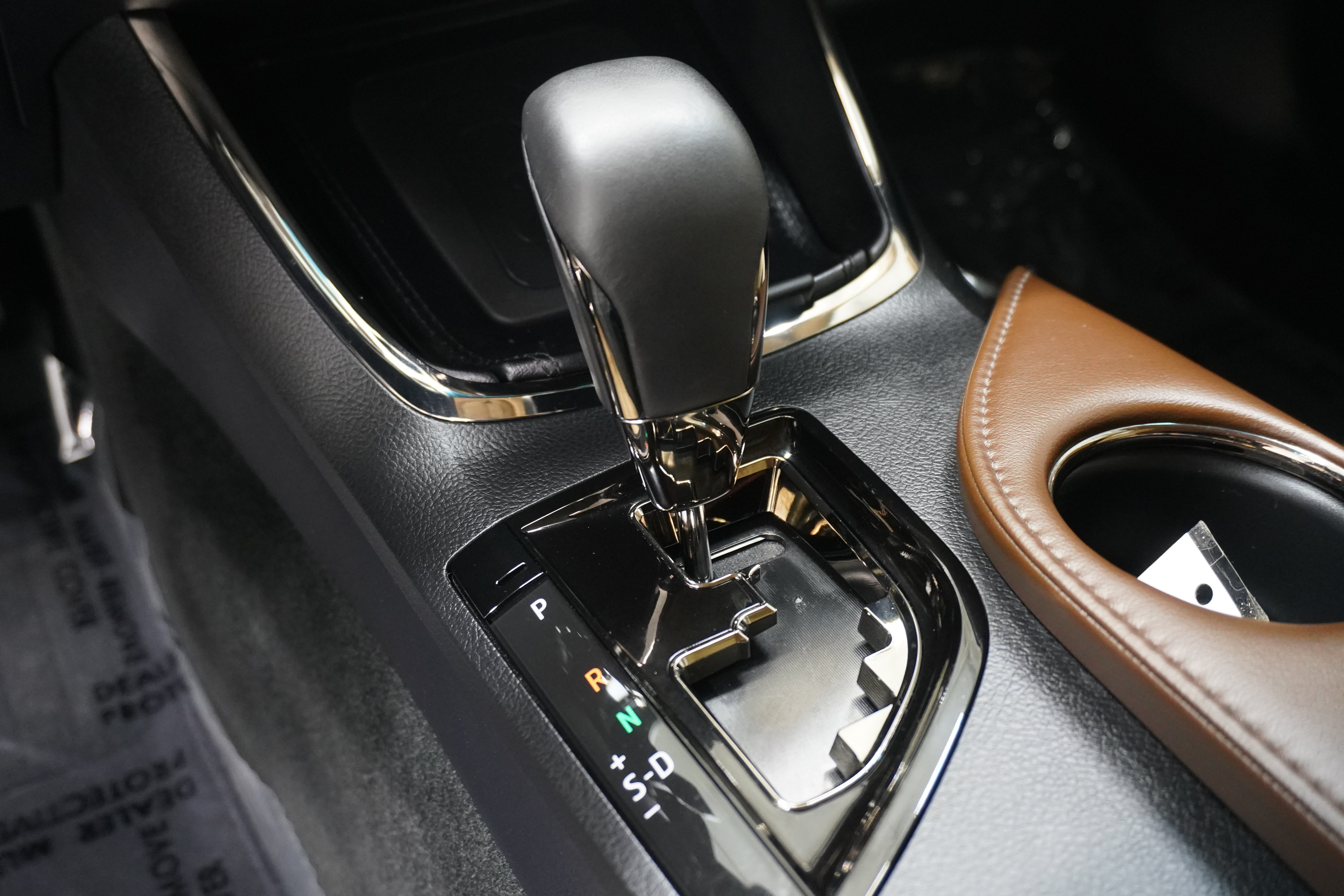 Used 2013 Toyota Avalon Limited w/ Technology Pkg FWD image 23