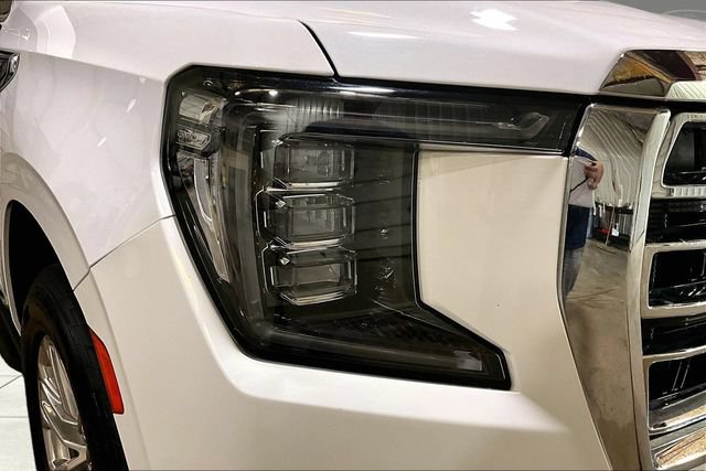 Used 2022 GMC Yukon XL SLT w/ SLT Premium Package AWD/4WD image 4