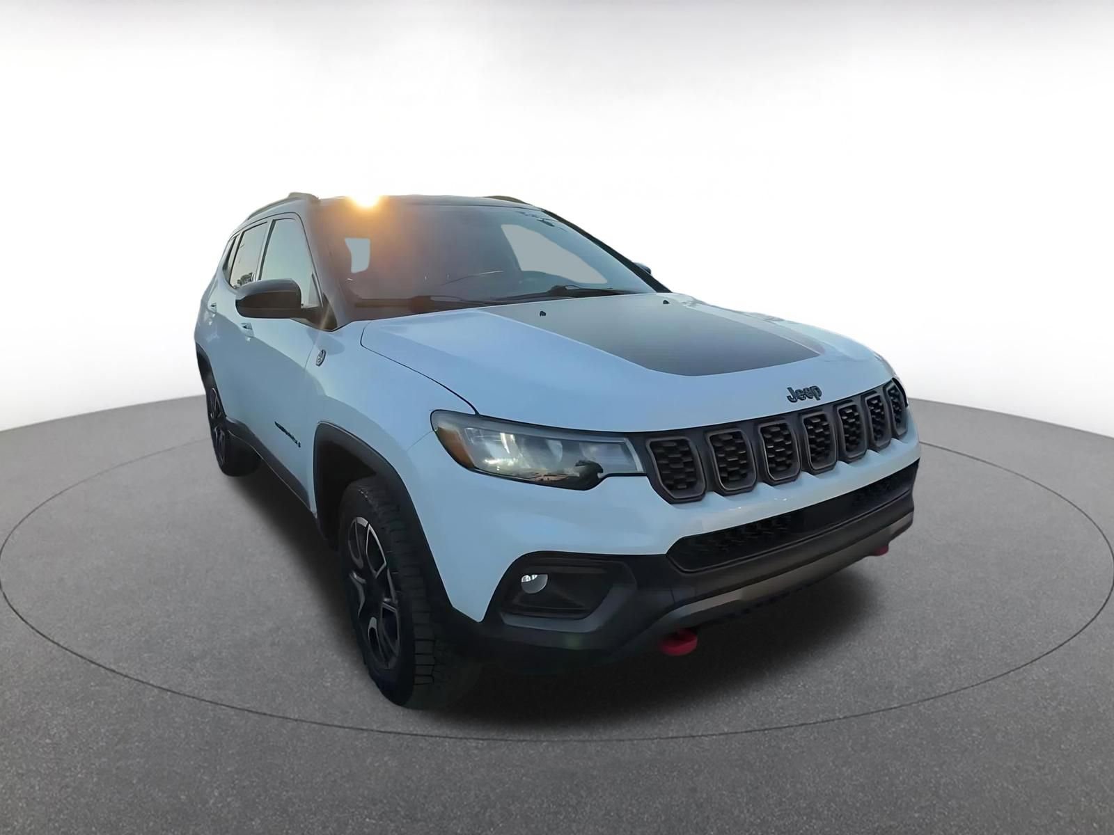 Used 2025 Jeep Compass Trailhawk image 3