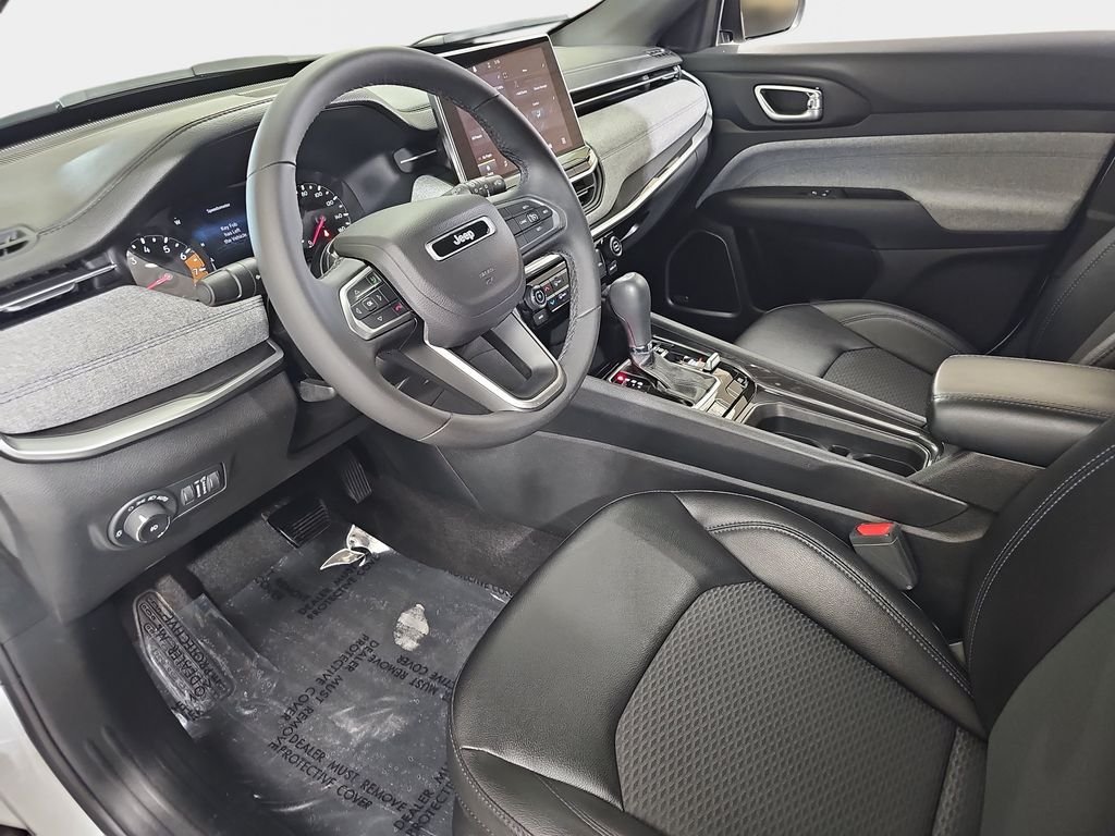 Used 2024 Jeep Compass Latitude w/ Sun and Sound Group AWD/4WD image 18