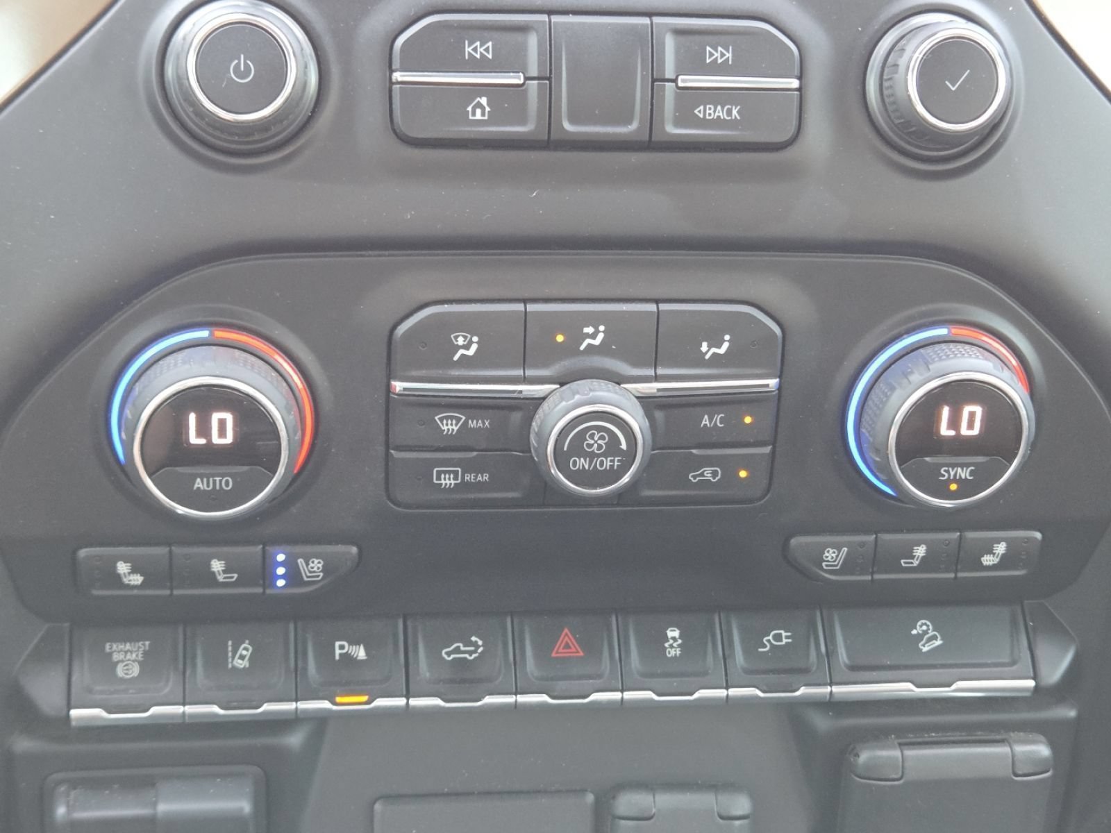 Used 2020 Chevrolet Silverado 2500 High Country w/ Technology Package AWD/4WD image 34