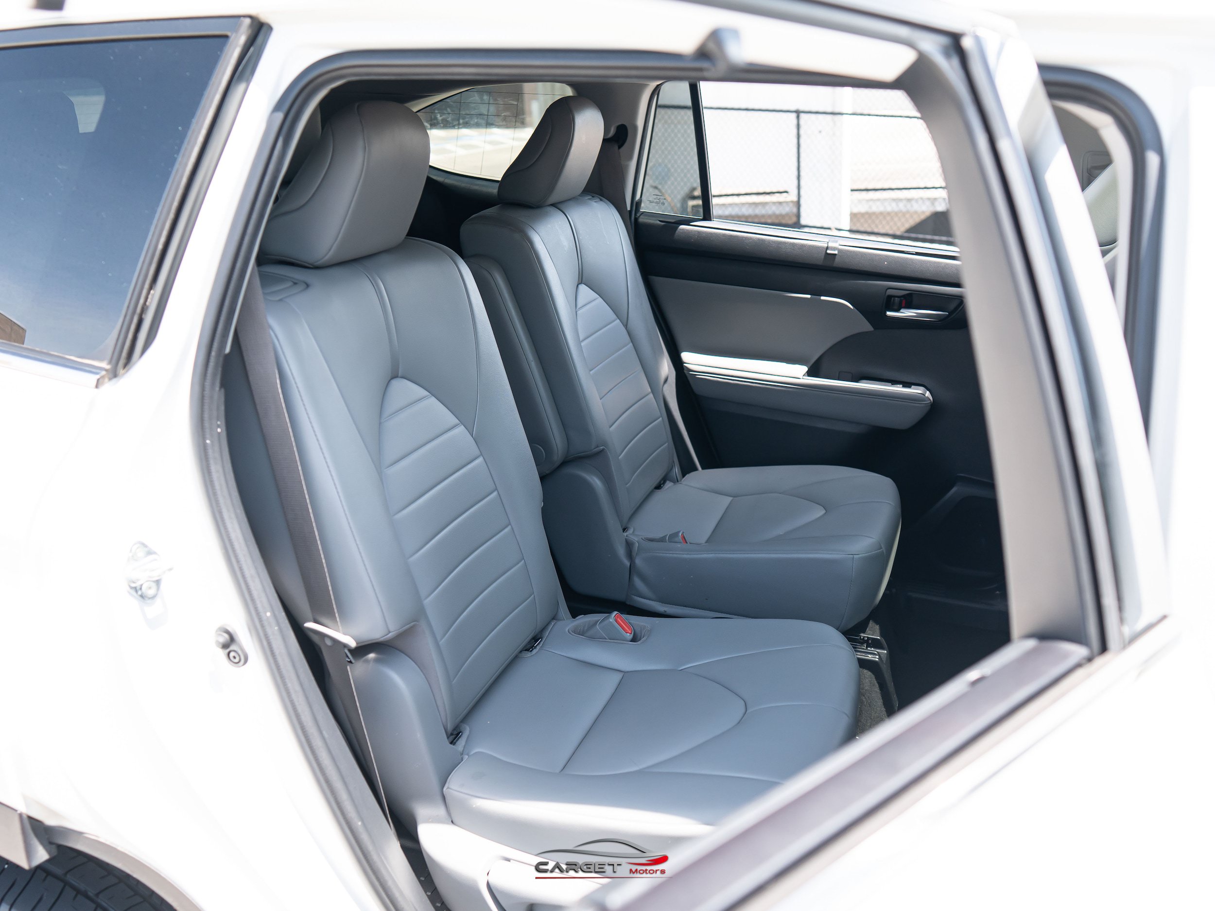 Used 2021 Toyota Highlander XLE AWD/4WD image 18