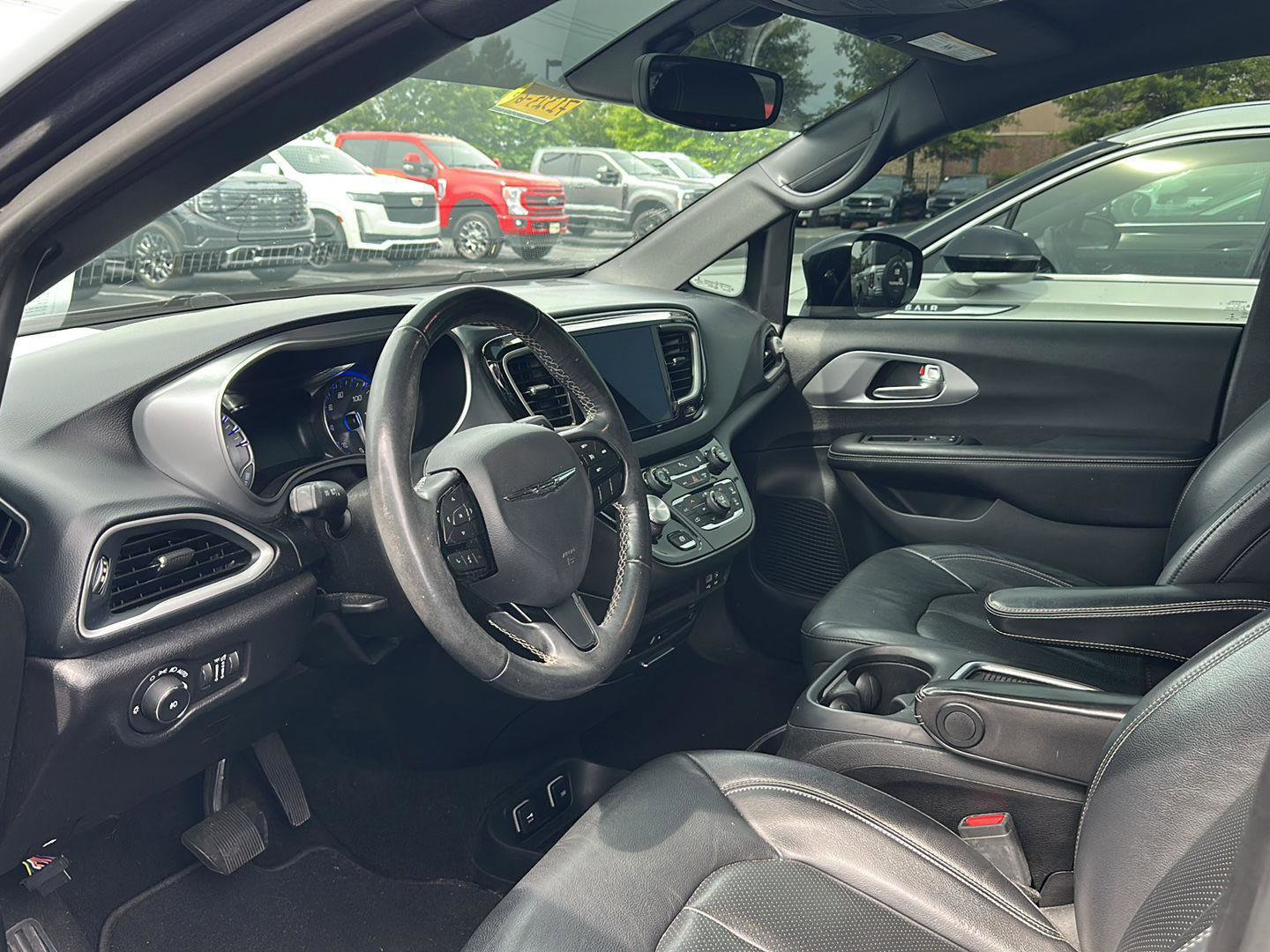 Used 2020 Chrysler Pacifica Touring-L Plus w/ S Appearance Package FWD image 2