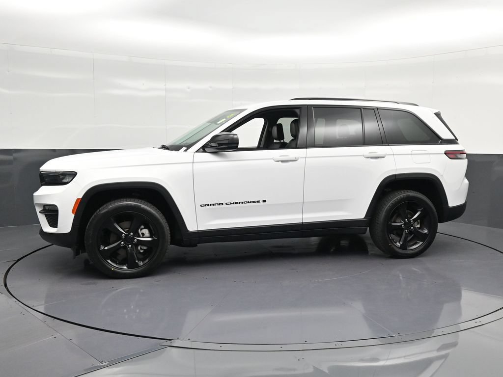 Used 2024 Jeep Grand Cherokee Limited w/ Black Appearance Package AWD/4WD image 7