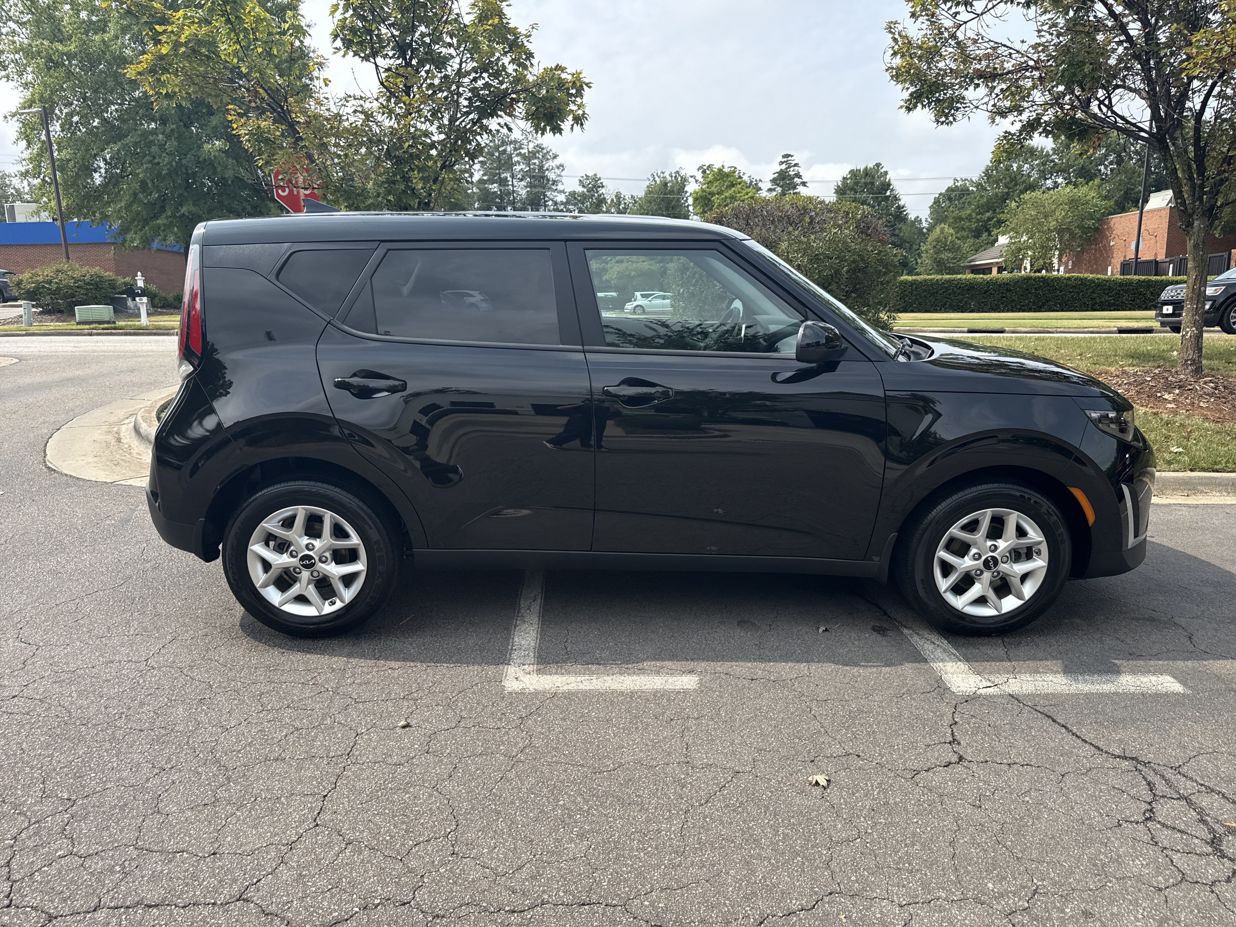 Used 2025 Kia Soul LX w/ LX Technology Package FWD image 11