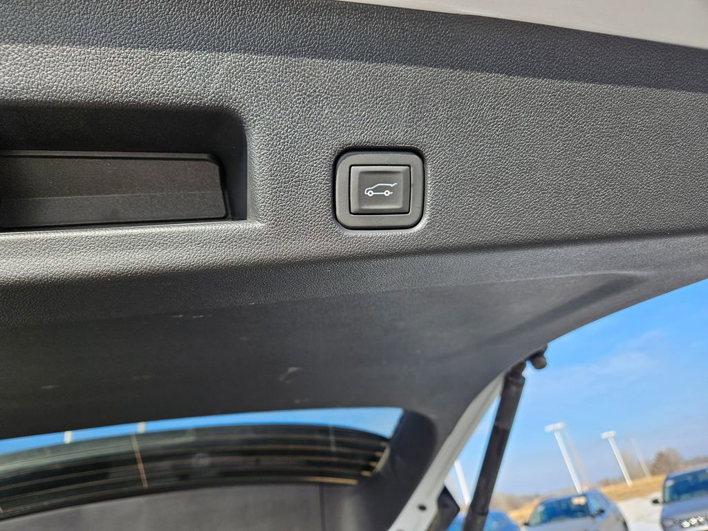 Used 2025 Chevrolet Traverse LT w/ Sun and Wheel Package image 30