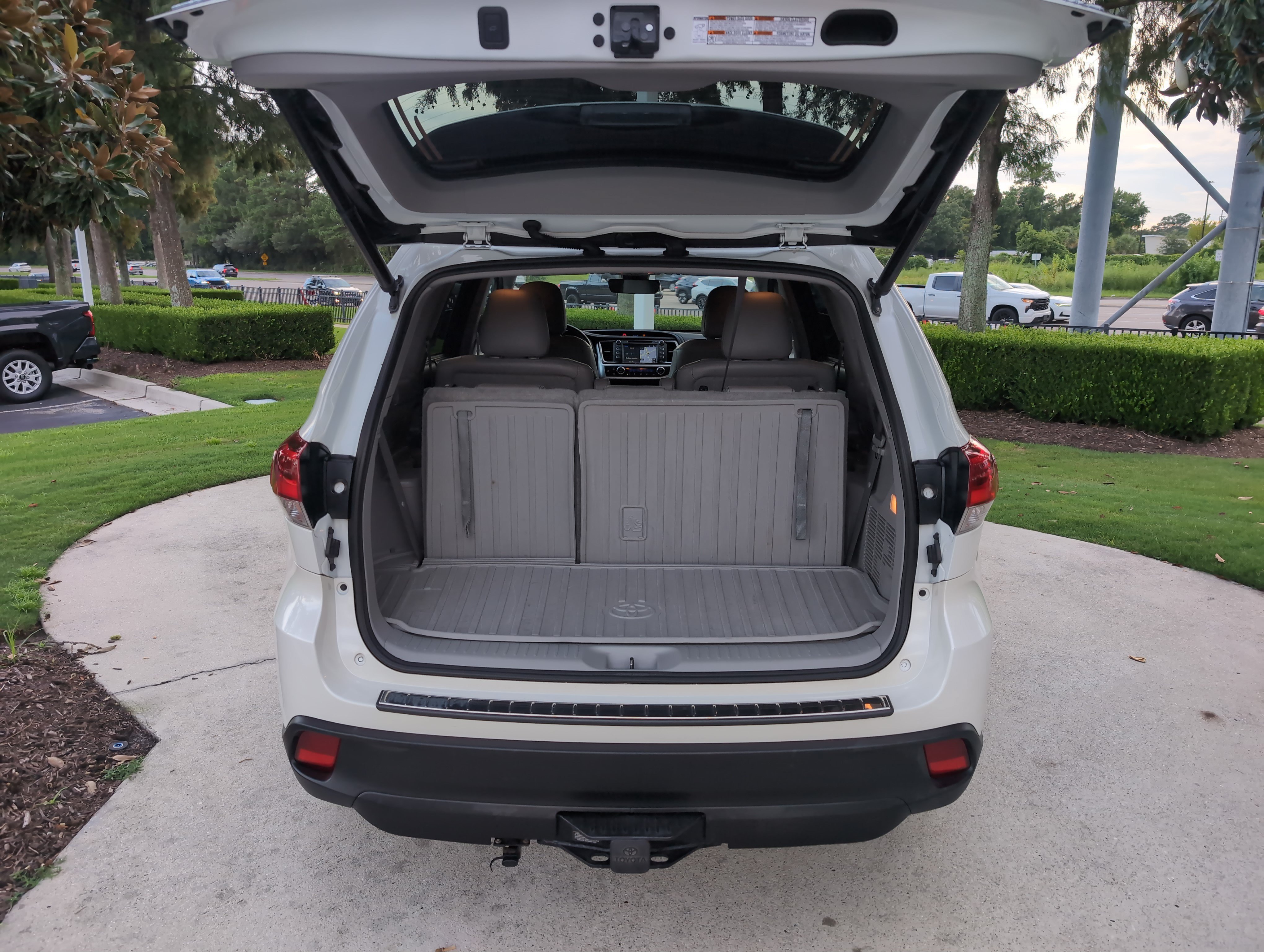 Used 2018 Toyota Highlander XLE AWD/4WD image 33