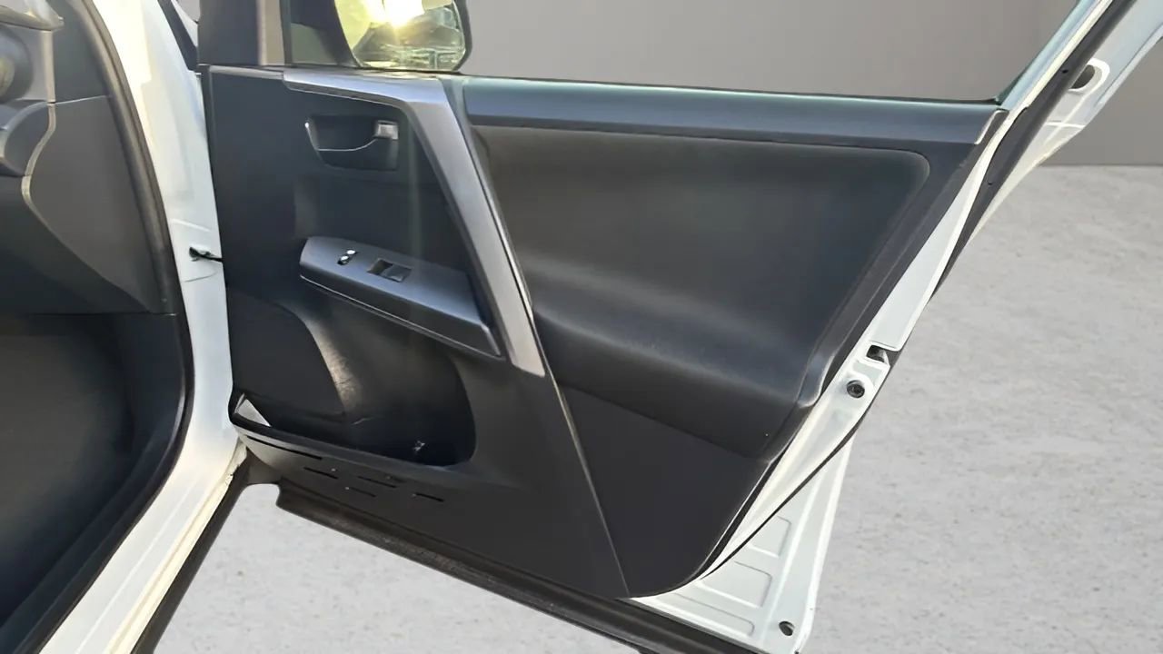 Used 2018 Toyota RAV4 LE image 10