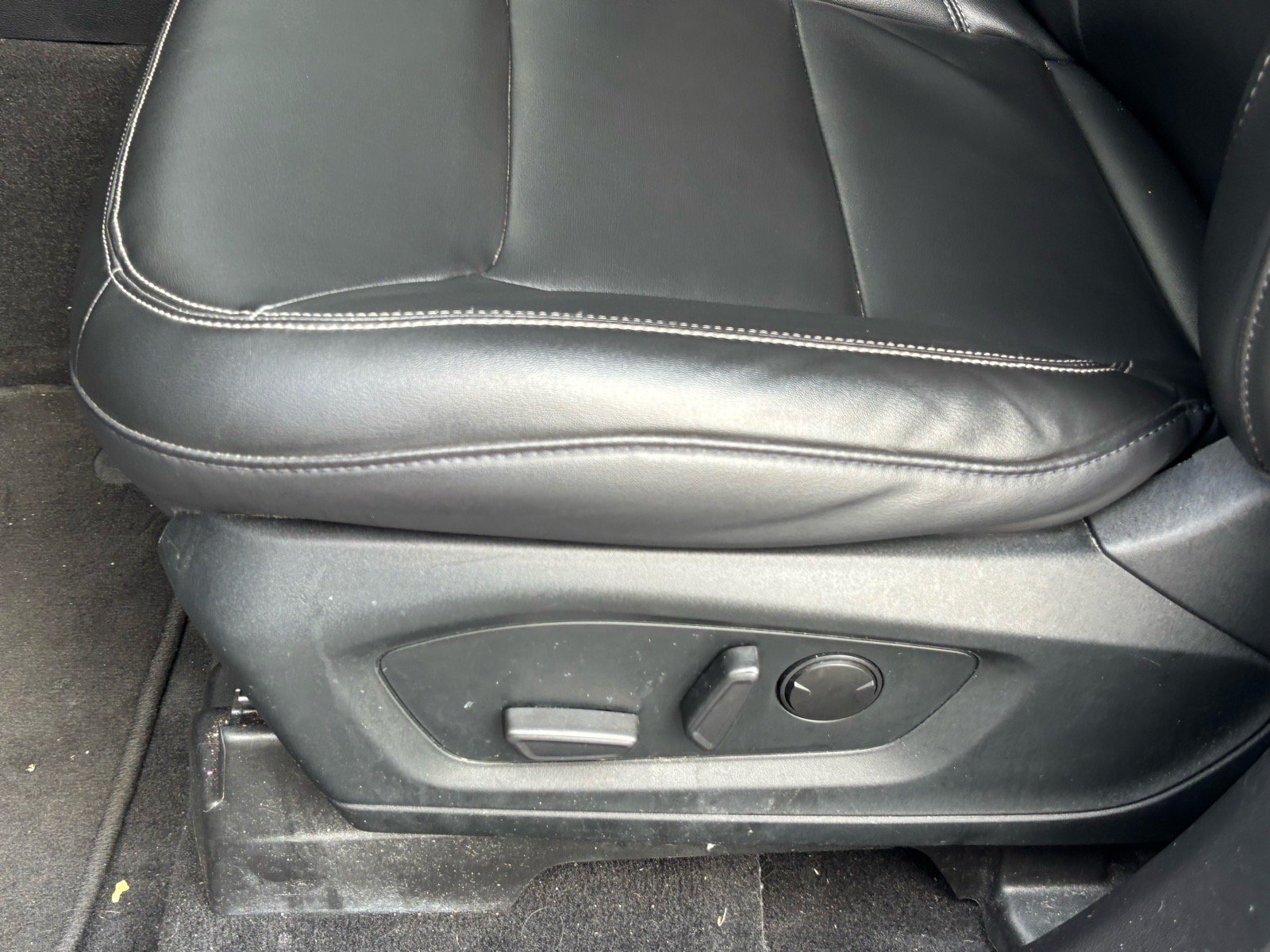 Used 2021 Ford Explorer XLT w/ Equipment Group 202A RWD image 9